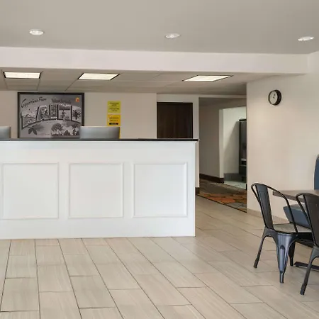 Super 8 By Wyndham Portland/Westbrook Area Hotel